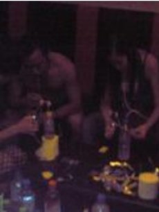 香港一线明星吸毒短片曝光.4女1男餐厅狂欢